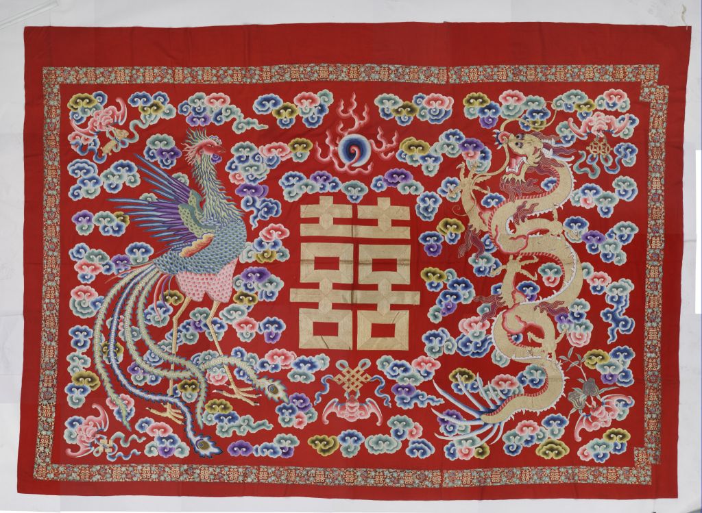 图片[1]-Red cloth embroidered with double happiness, dragon and phoenix, colorful clouds, descendants, generations of generations, patterned kang blanket-China Archive